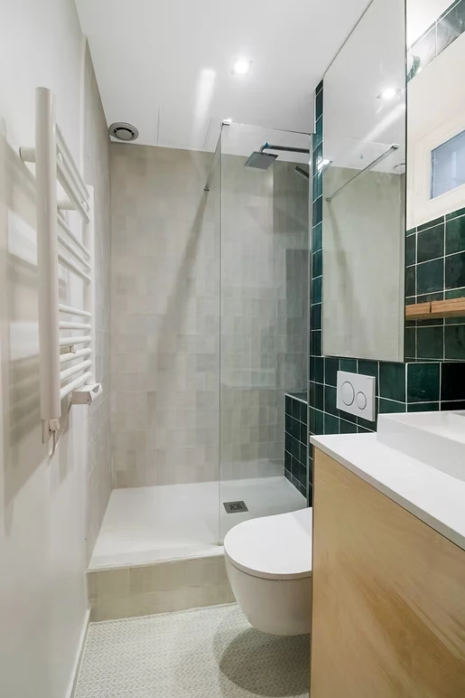 Salle de bain optimisée par un architecte d’intérieur en ligne, douche vitrée et WC